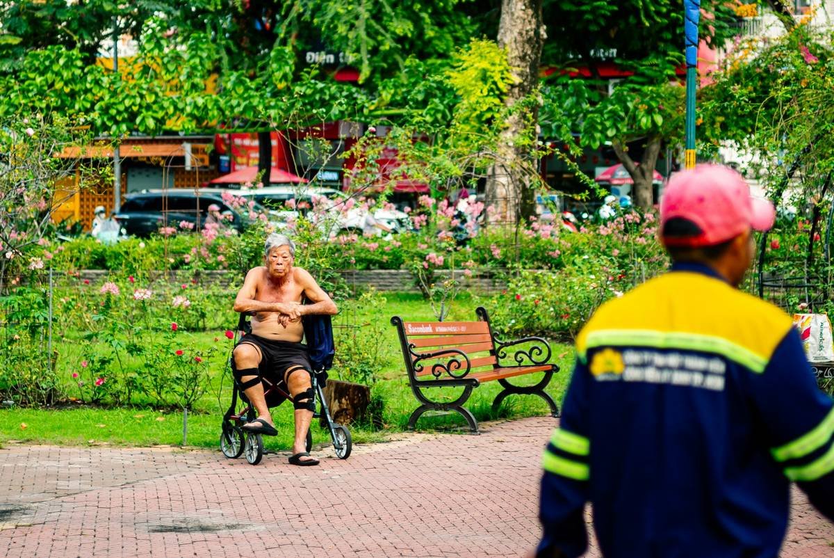 Comparison table showing pros and cons of different long-term care insurance providers